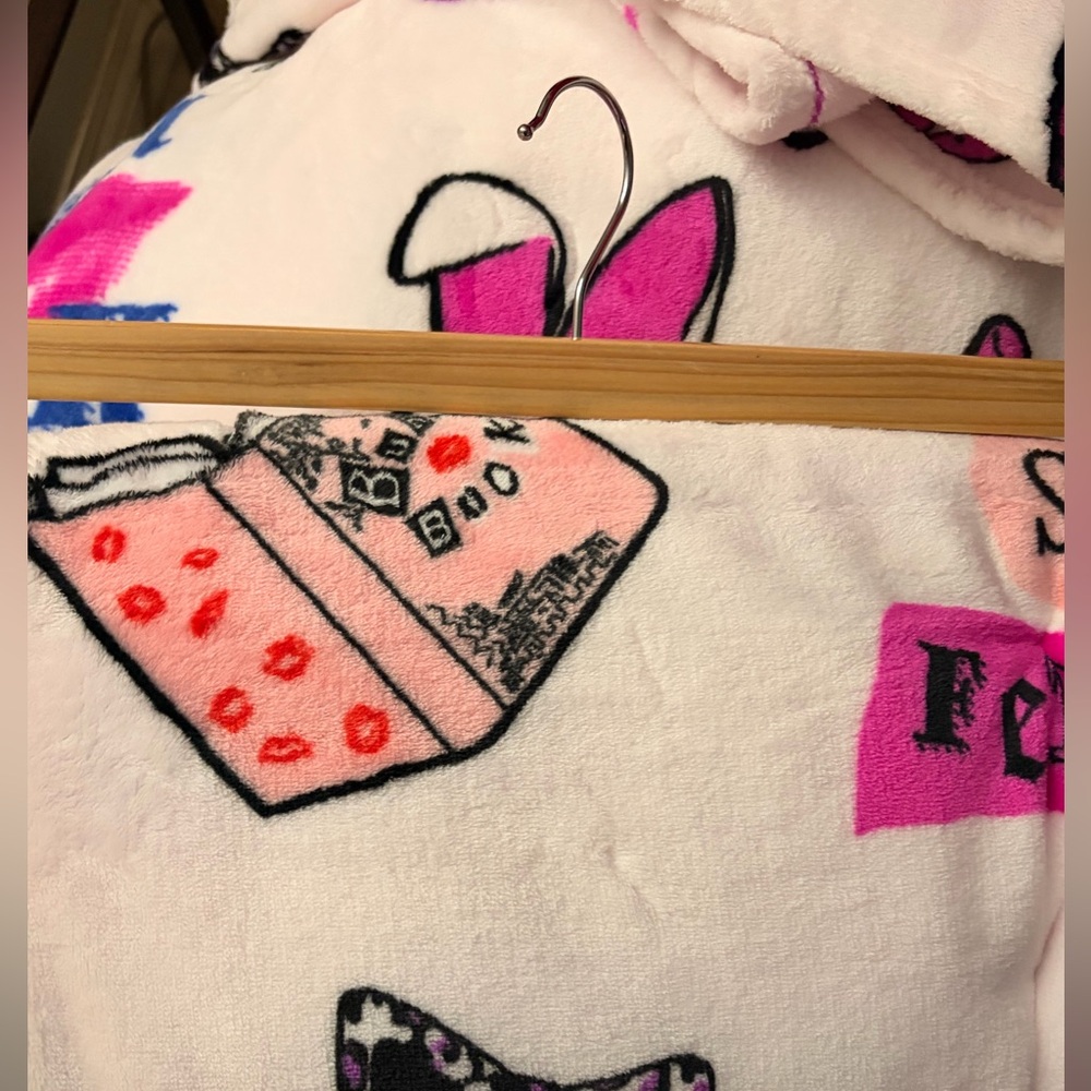Mean Girls™ “That’s So Fetch” Oversized Plush Blanket-Queen Size 90”x90” NWT - Picture 5 of 7